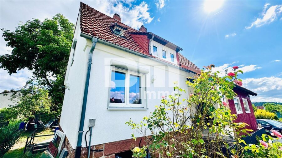 Kernsaniertes Einfamilienhaus mit Doppelgarage, großem Garten und Home-Office-Oase - Frontansicht Titel